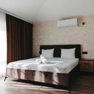 Postel nebo postele na pokoji v ubytování Avrasya Inn Hotel