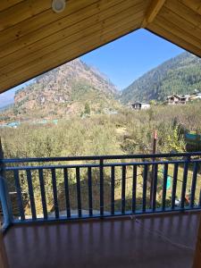 Un balcón con vista a la montaña en DNS Villas Manali, en Manali
