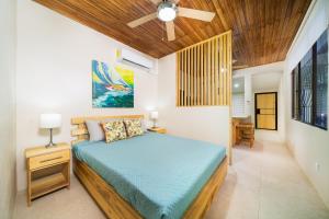 Ένα ή περισσότερα κρεβάτια σε δωμάτιο στο Pequeno Paraiso - New Studio, 10min walk to Potrero beach, tranquil - Unit D +17 φωτογραφίες