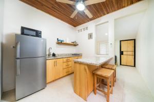 Η κουζίνα ή μικρή κουζίνα στο Pequeno Paraiso - New Studio, 10min walk to Potrero beach, tranquil - Unit D
