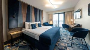 Un pat sau paturi într-o cameră la Wellton Riverside SPA Hotel