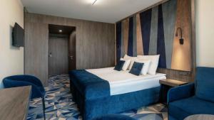 Un pat sau paturi într-o cameră la Wellton Riverside SPA Hotel