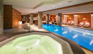 Bazén v ubytování Hotel Piz Buin Klosters nebo v jeho okolí