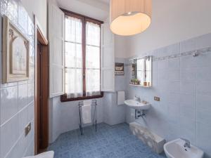 A bathroom at Affittacamere Firenze in Libertà Parterre Még 37 kép