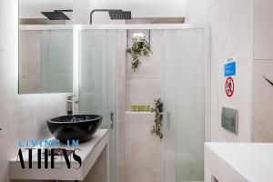 Ein Badezimmer in der Unterkunft Athenian Exclusive residence 4&2 ppl