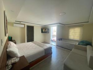 基布多Hotel Magistral Suiter的一间带床和浴缸的卧室 更多16张照片