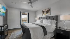 Ένα ή περισσότερα κρεβάτια σε δωμάτιο στο Luxury Apt on Bagnell Dam Blvd!