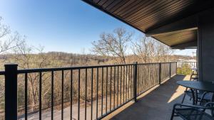 Μπαλκόνι ή βεράντα στο Luxury Apt on Bagnell Dam Blvd!