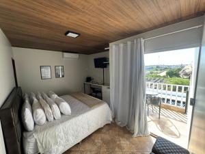 a bedroom with a bed and a balcony at Pousada e Restaurante Manah in Propriá +41 photos