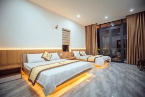 クアンガイにあるLINH CHI Hotelのベッドが2つと大きな窓がある寝室 +18枚の写真