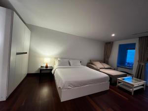 Postel nebo postele na pokoji v ubytování Thebirdhouse Patong Phuket 102