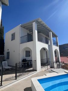 Bazén v ubytování Three Olive Homes nebo v jeho okolí