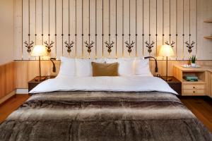 Postel nebo postele na pokoji v ubytování Hotel Piz Buin Klosters