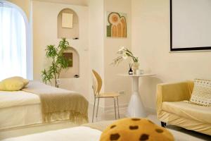 Gallery image of Xi'an Hills & Lostwine Downtown Suite close to Metro Xiaozhai stn in Xi'an +37 photos