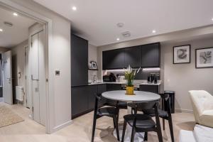 BackbarrowCosy 2BR in Backbarrow Perfect for Small Groups的配有桌椅的厨房和餐厅 更多1张照片