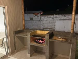 a kitchen with a table with a grill in it at Casa Paraquitas "Casa Frente al mar de Paracas" in Paracas