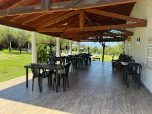 een groep tafels en stoelen op een patio bij Cabañas AdamiS 5 in Villa Cura Brochero
