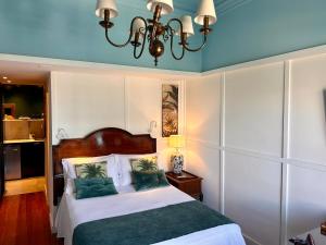 a bedroom with a bed and a chandelier at Rambla Apart in Montevideo
