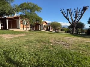 een lege tuin voor een huis bij Cabañas AdamiS 5 in Villa Cura Brochero