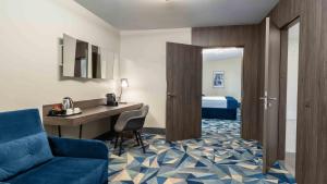 Un pat sau paturi într-o cameră la Wellton Riverside SPA Hotel
