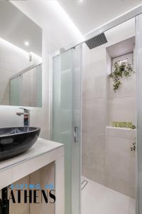 Ein Badezimmer in der Unterkunft Athenian Exclusive residence 4&2 ppl