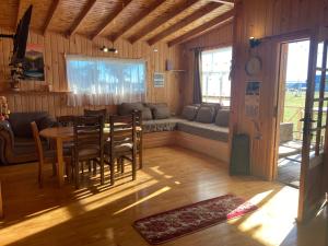 a living room with a table and a couch at Calbuco Cabaña Oro Rayado 4 dormitorios in Calbuco