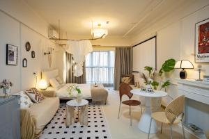 Gallery image of Xi'an Hills & Lostwine Downtown Suite close to Metro Xiaozhai stn in Xi'an