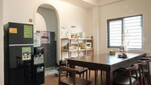 Kuchyň nebo kuchyňský kout v ubytování Leaf Sustainable Hostel