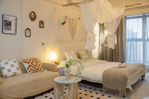 Gallery image of Xi'an Hills & Lostwine Downtown Suite close to Metro Xiaozhai stn in Xi'an