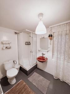 Kúpeľňa v ubytovaní Koralik - BOHO Apartamenty z BALIĄ w CENIE! Kluszkowce - 1 km od Velo Czorsztyn i CzorsztynSKI + 37 fotografií