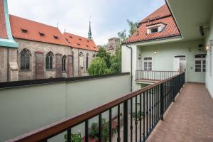 Un balcón de una casa con un edificio. en St Wenceslas House, en Praga