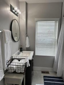 Ένα ή περισσότερα κρεβάτια σε δωμάτιο στο Lovely 2BR Near Downtown Area