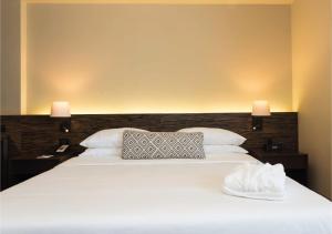 a bedroom with a large white bed with two lamps at Movich Hotel de Pereira in Pereira +72 photos