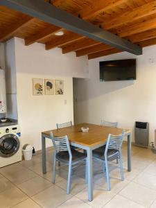 einen Esstisch und Stühle in der Küche in der Unterkunft Departamento para 4 personas con cochera in Godoy Cruz