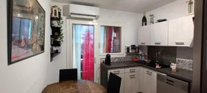 a small kitchen with a table and a window at Appartement agréable pour 6 in Biguglia