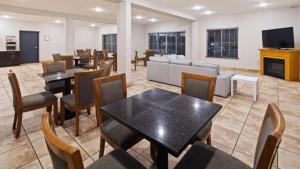 un restaurant avec des tables, des chaises et un canapé dans l'établissement Pulse Pnt Stes at Fort Sam Hou, à San Antonio