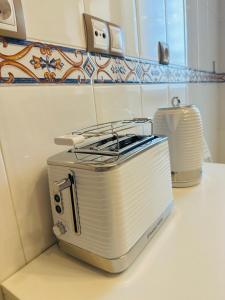 einen Toaster, der auf einer Theke in einer Küche sitzt in der Unterkunft Golden Horizon Costa del Sol, Duquesa residence in San Luis de Sabinillas