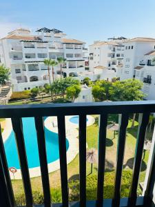 Vom Balkon eines Apartments genießen Sie Poolblick. in der Unterkunft Golden Horizon Costa del Sol, Duquesa residence in San Luis de Sabinillas