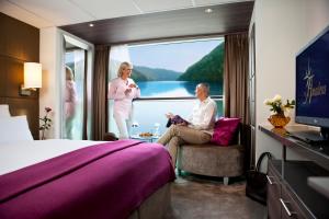 デュッセルドルフにあるFairtours Hotelschiff Amadeus Silver 5*の窓付きのホテルルームに男女別