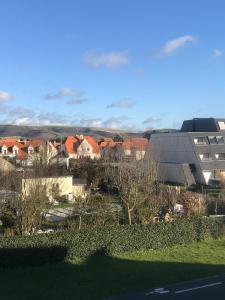 a view of a building with a group of houses at Studio spacieux bord de mer in Camiers