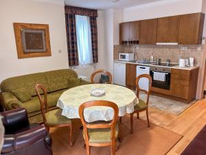 Kuchyňa alebo kuchynka v ubytovaní Bernadett Villa Apartman 3 + 4 fotografie