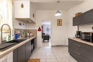 Η κουζίνα ή μικρή κουζίνα στο L'Oreneta, Le Boulou, idéal curiste