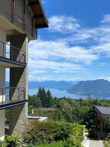 un edificio con vistas al lago y a las montañas en Lakeview Apartment Lago Maggiore, en Gignese