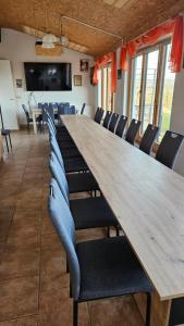 duża sala konferencyjna z długim stołem i krzesłami w obiekcie Desl´s little farm w mieście Waldburg