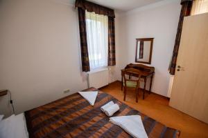 Posteľ alebo postele v izbe v ubytovaní Bernadett Villa Apartman 3