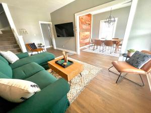 Μια τηλεόραση ή/και κέντρο ψυχαγωγίας στο The Airplane Art House