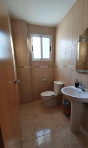 Bilik mandi di DUPLEX COMPLETO 8 CAMAS La POBLA LLARGA
