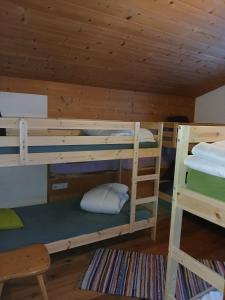 um quarto com três beliches num camarote em Permadieshof L em Sankt Leonhard im Pitztal