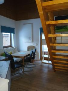 uma sala de estar com uma mesa, cadeiras e um sofá em Permadieshof L em Sankt Leonhard im Pitztal