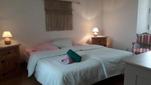 una camera da letto con due letti e due comodini di Gîtes de Charme Lalaurie a Sauveterre-la-Lémance Altre 40 foto